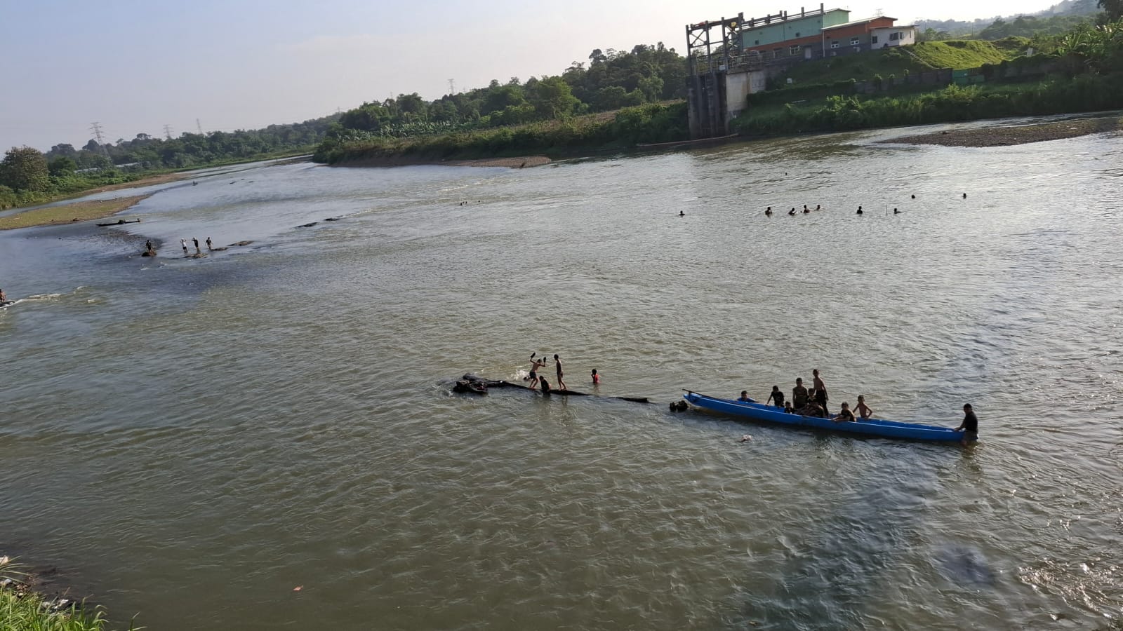 Sungai Lematang di Kabupaten Lahat Sumsel yang diduga tercemar dari aktivitas perusahaan tambang di sekitar sungai (Simburcahaya.com / Nefri Inge)