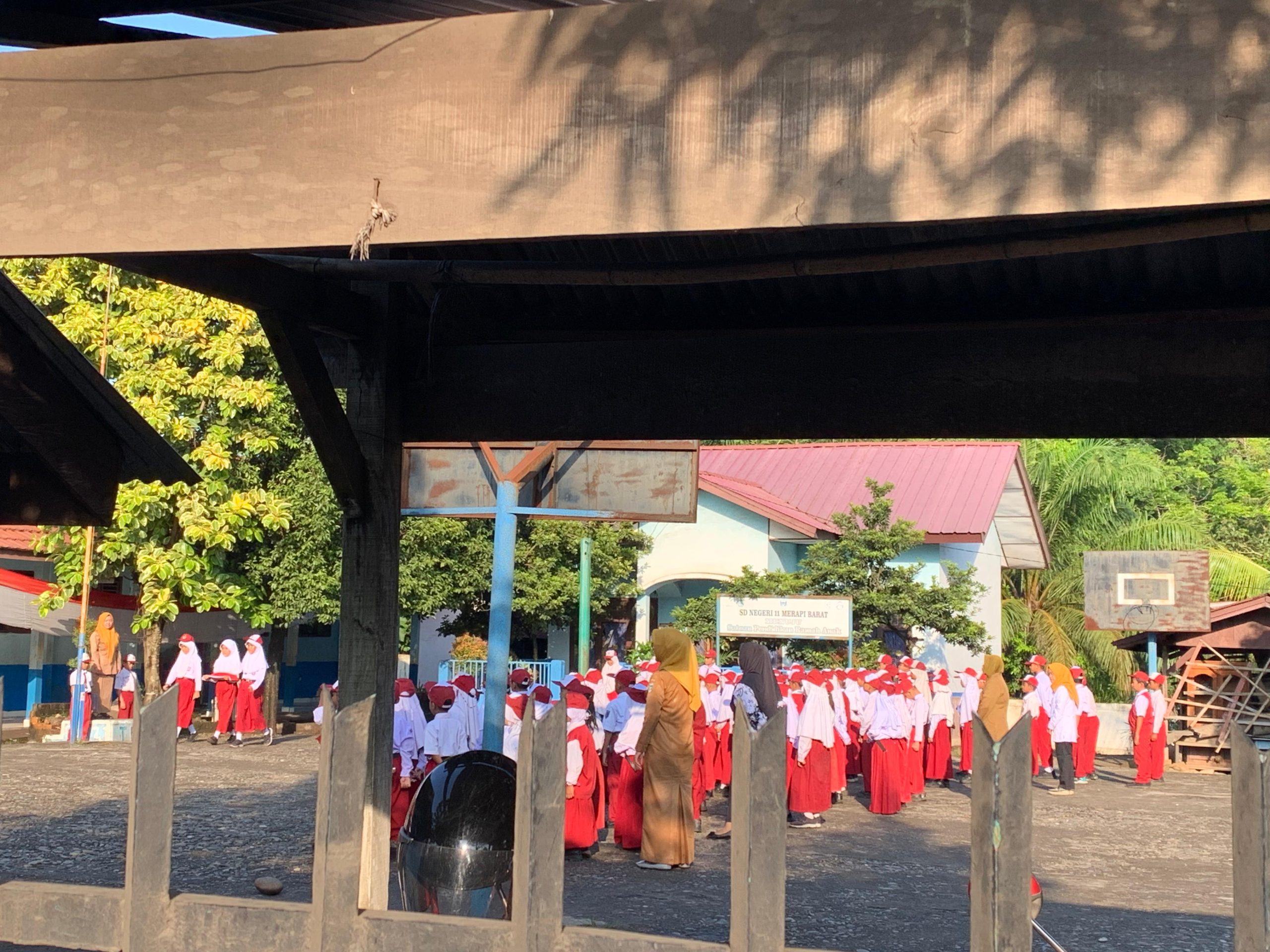 Siswa SDN 11 Merapi Barat melaksanakan upacara bendera