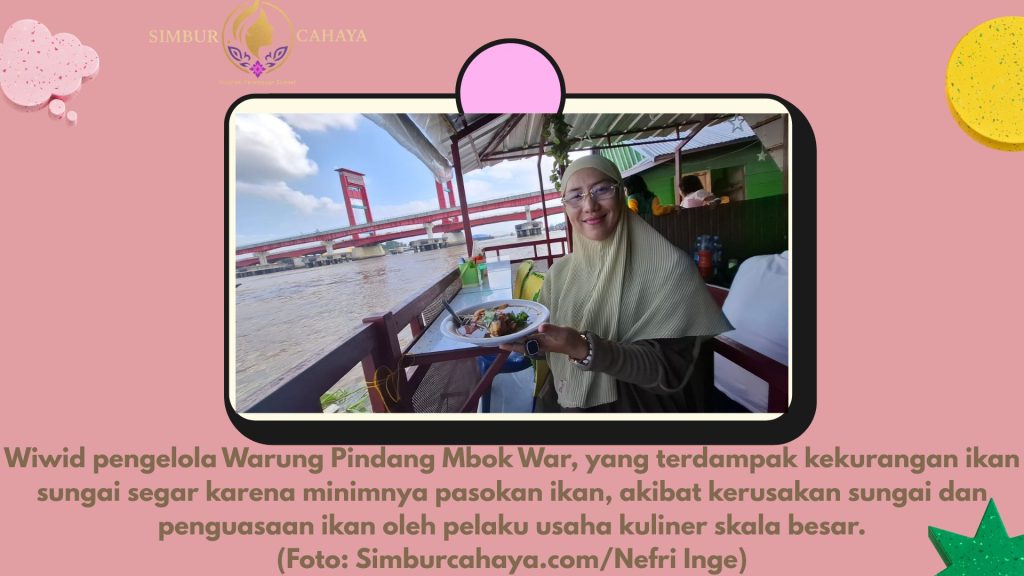 Wiwid pengelola Warung Pindang Mbok War, yang terdampak kekurangan ikan sungai segar karena minimnya pasokan ikan, akibat kerusakan sungai dan penguasaan ikan oleh pelaku usaha kuliner skala besar. (Foto: Simburcahaya.com/Nefri Inge)
