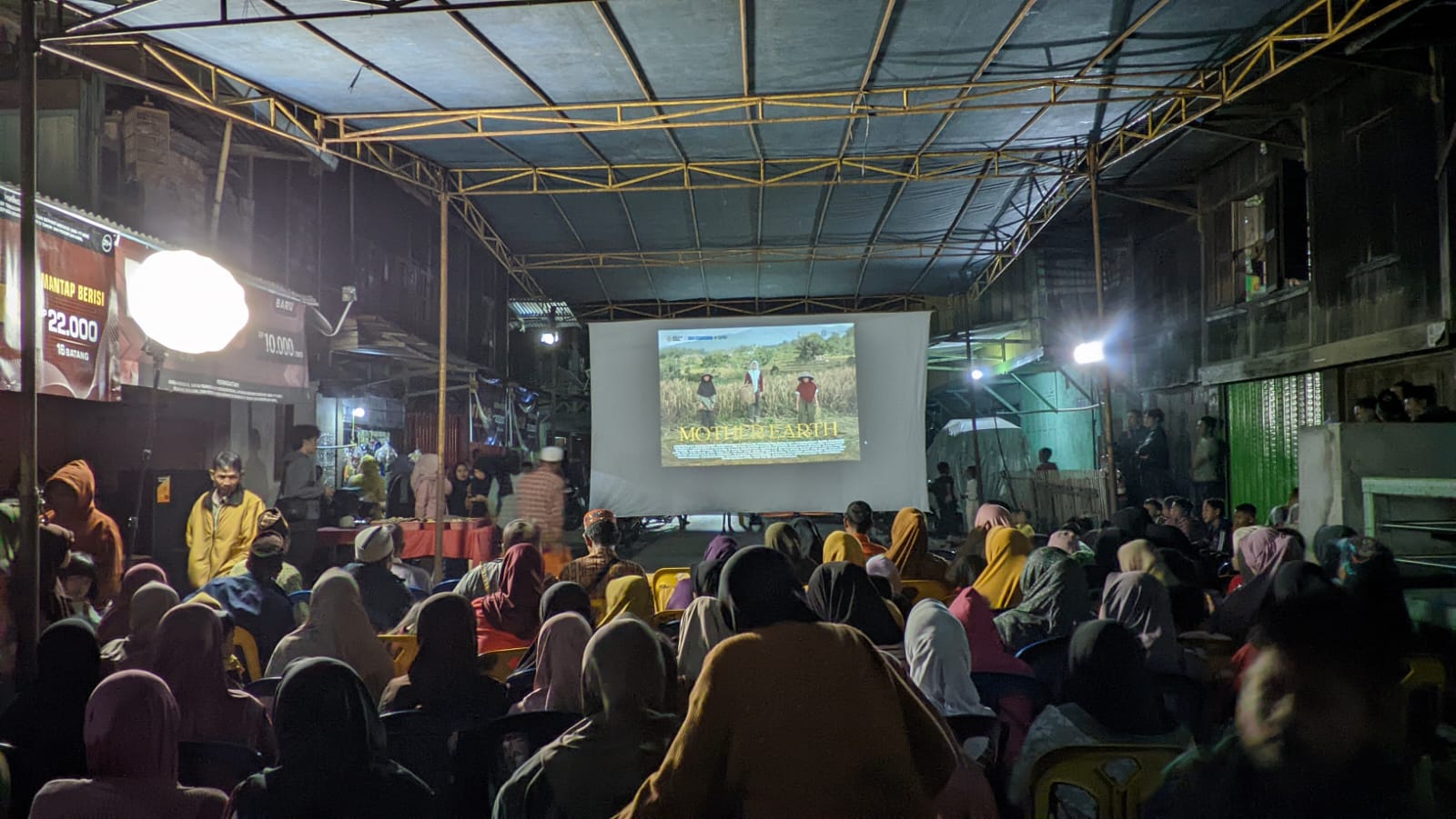 Pemutaran film Mother Earth Tunggu Tuban di Semende Muara Enim Sumsel yang diprakarsai oleh Ghompok Kolektif (Dok. Humas Ghompok Kolektif / Simburcahaya.com)