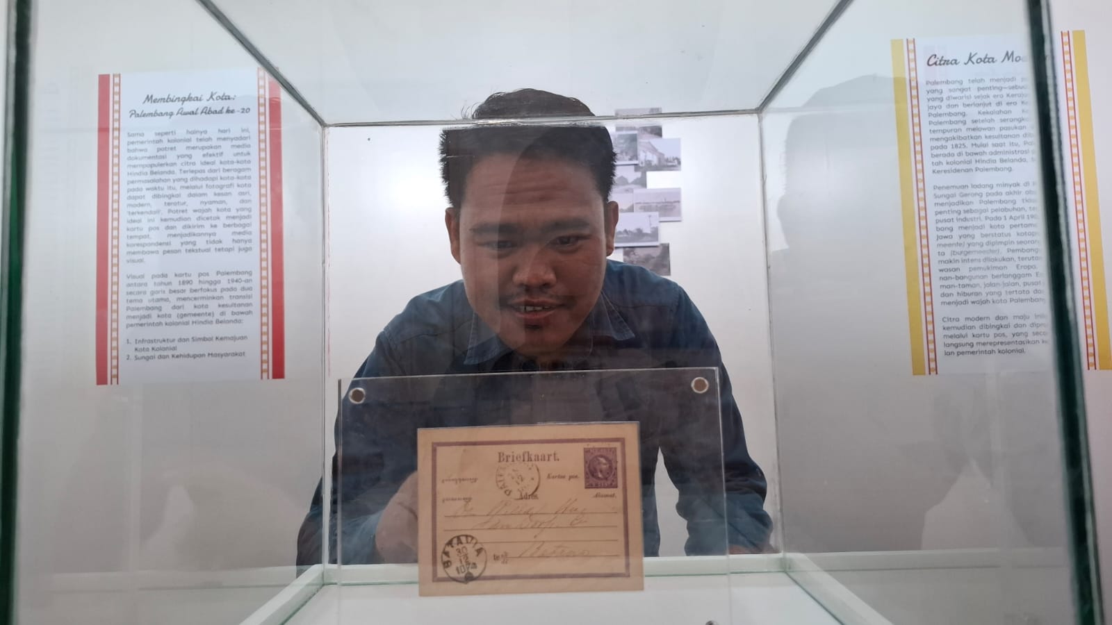 Hardi 'Bubut', salah satu peggiat literasi Sumsel saat melihat koleksi kartu pos zaman Hindia Belanda yang dipamerkan di Museum SMB II Palembang Sumsel (Nefri Inge / Simburcahaya.com)
