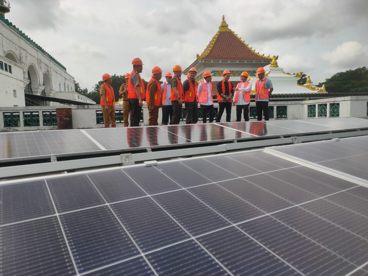 Solar panel yang dipasang di rooftop Masjid Agung Palembang, yang mampu menghemat biaya pembayaran listrik PLN hingga Rp1,3 juta per bulan (Simburcahaya.com / Nefri Inge)