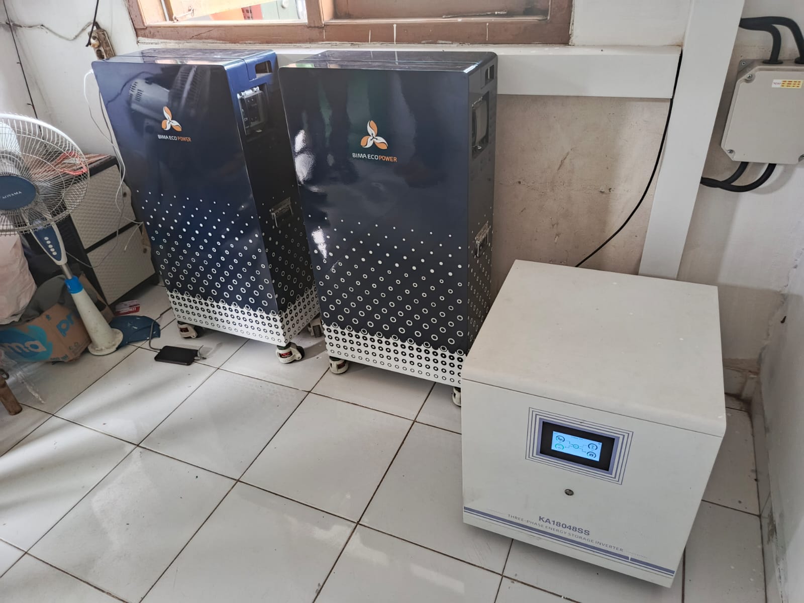 Dua unit baterai solar panel yang mampu menyimpan energi tenaga surya hingga 300.000 km per detik (Simburcahaya.com / Nefri Inge)