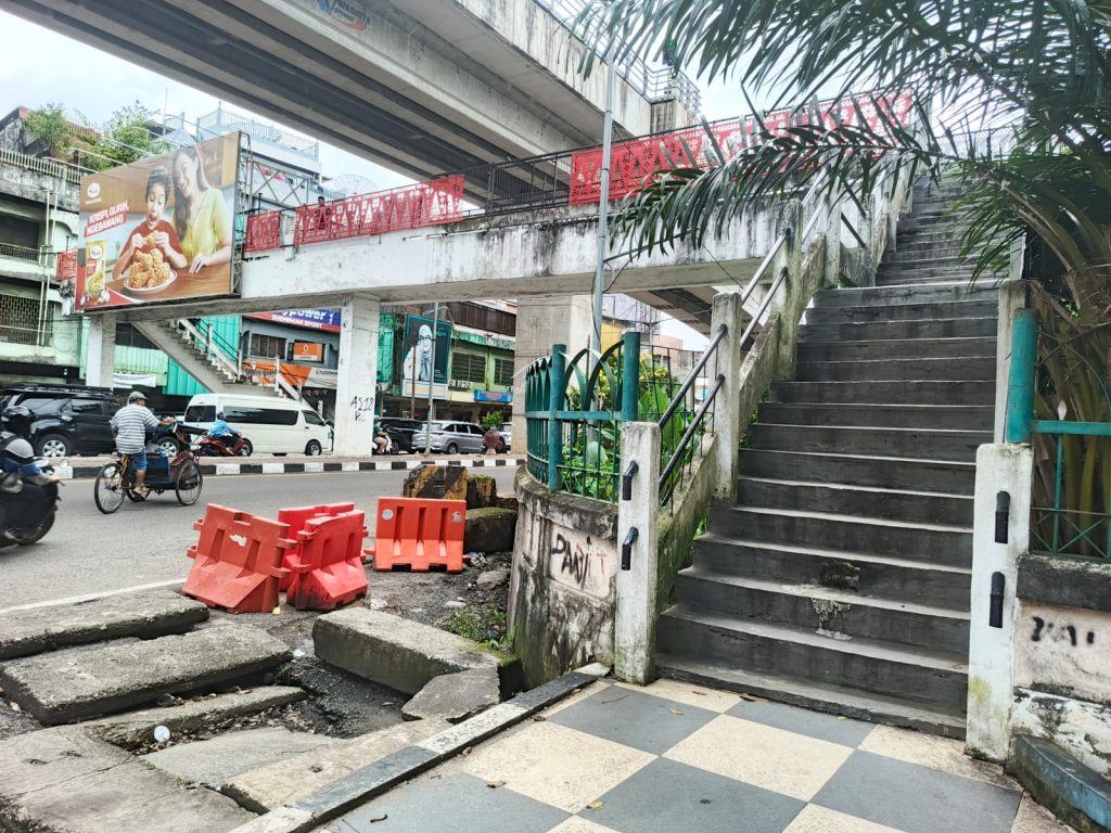 Jembatan Penyeberangan Orang (JPO) di sebelah Masjid Agung Palembang Sumsel (Simburcahaya.com / Nefri Inge)