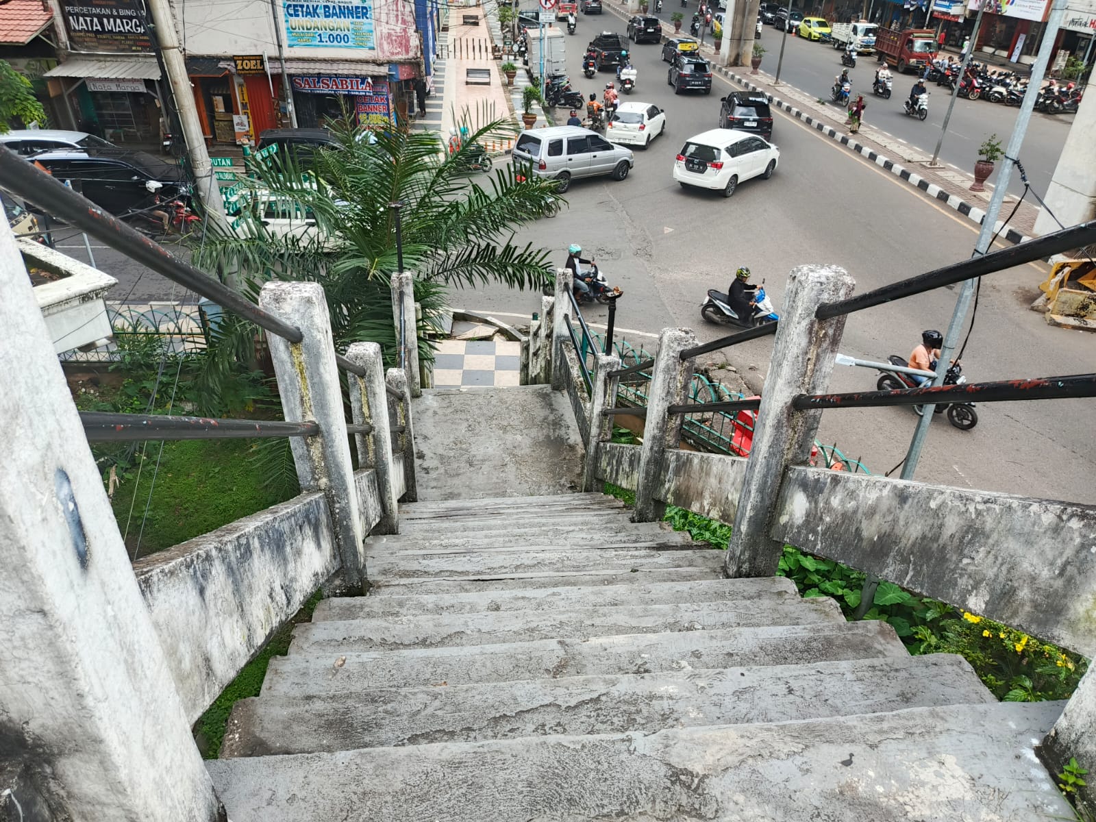 Jembatan Penyeberangan Orang (JPO) di sebelah Masjid Agung Palembang Sumsel (Simburcahaya.com / Nefri Inge)