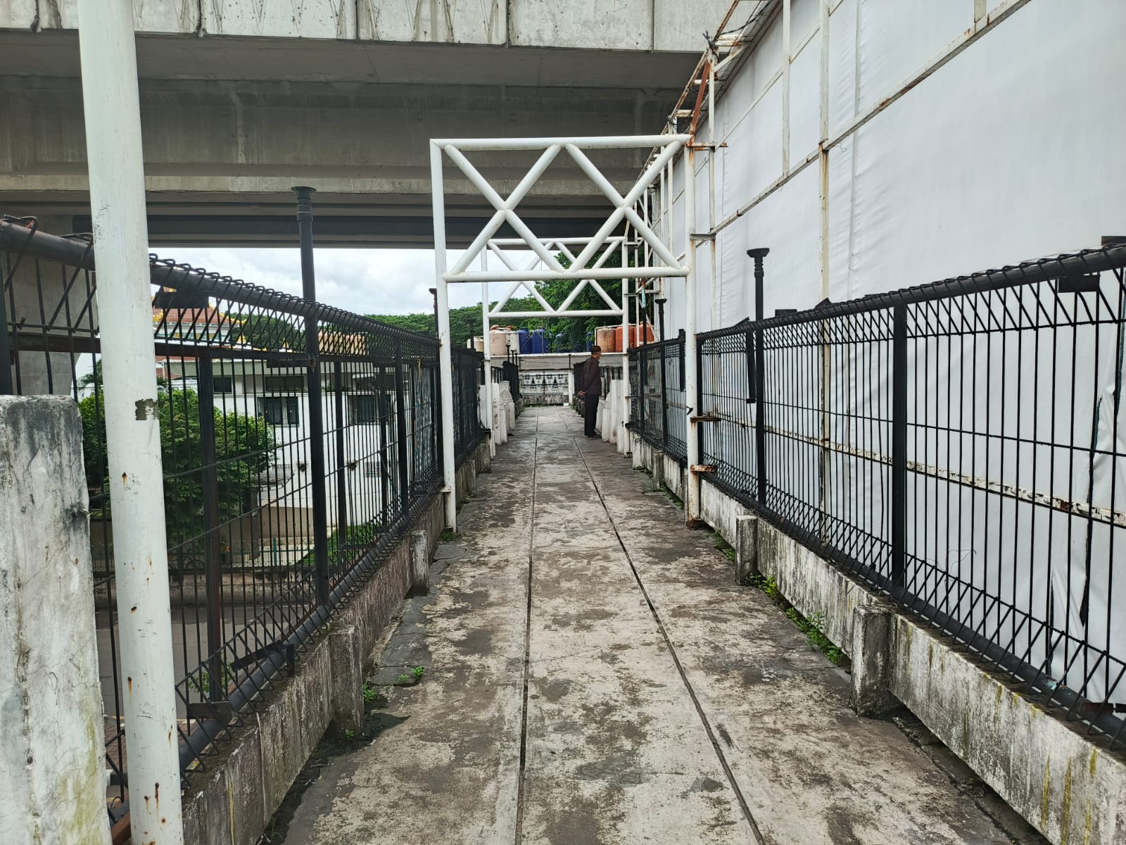 Jembatan Penyeberangan Orang (JPO) di sebelah Masjid Agung Palembang Sumsel (Simburcahaya.com / Nefri Inge)